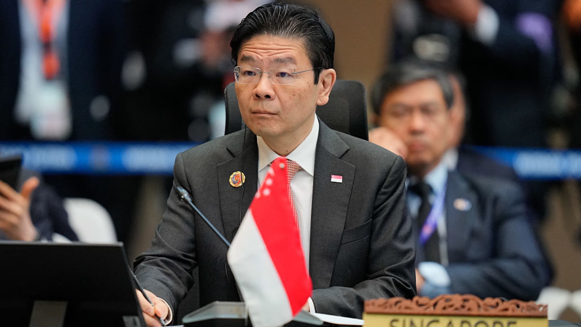 Singapore PM Wong Dismisses Weaker Dollar Strategy, Signals Continued SGD Strength in Forex Markets